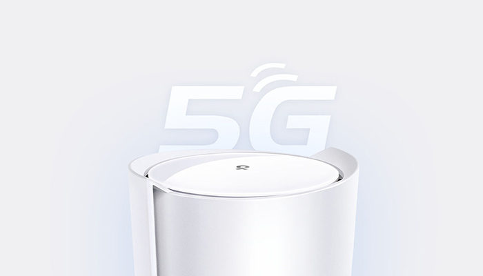 Weißer zylindrischer 5G-Router mit großem "5G" Logo im Hintergrund auf hellem Untergrund.