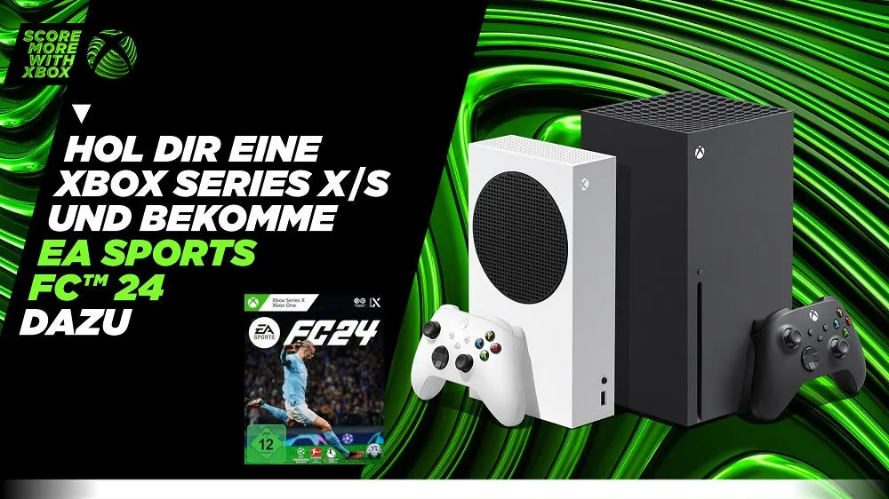 Eine Xbox Series X, eine Xbox Series S, zwei Controller und ein EA Sports FC24-Spiel vor einem grünen Hintergrund.
