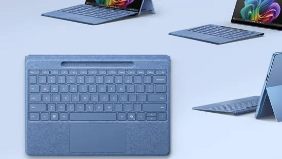 Blaues Tastatur-Cover mit Tastenfeld und Touchpad, umgeben von Tablets mit farbenfrohen Bildschirmen auf einem hellblauen Hintergrund.