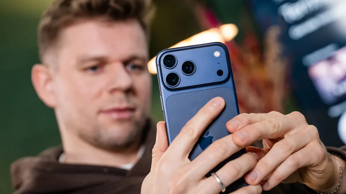 Niklas bedient das iPhone 17 Pro Max und blickt auf das Smartphone.