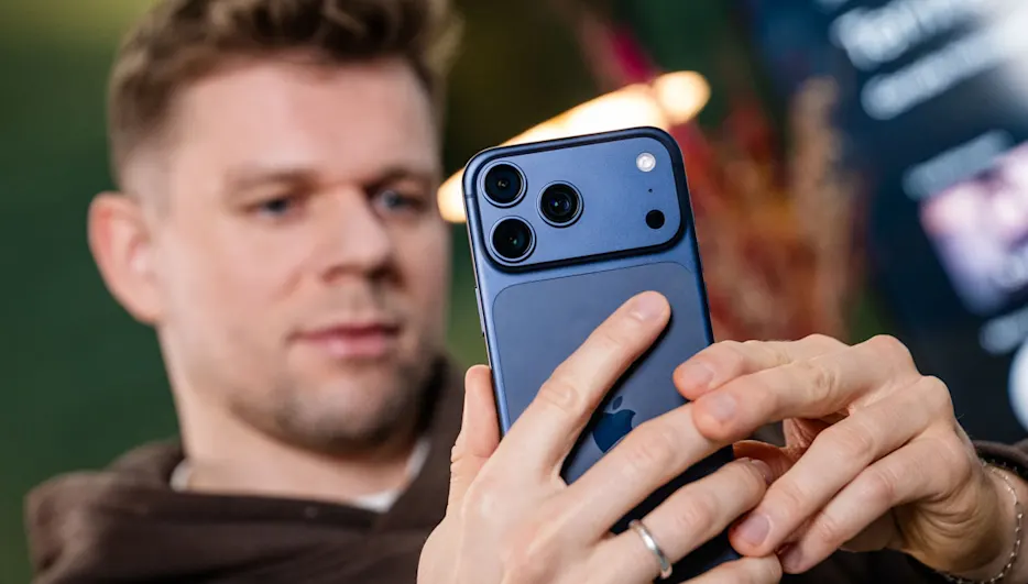 Niklas bedient das iPhone 17 Pro Max und blickt auf das Smartphone.