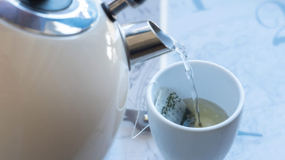 Retro Wasserkocher Wasser in Tasse mit Tee