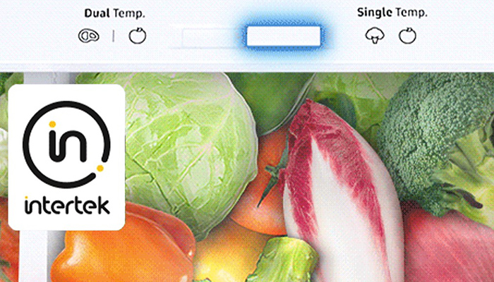 Gemüse im Kühlschrank, einschließlich Kohl, Paprika und Brokkoli. Oben befinden sich Temperatureinstellungen und ein Intertek-Logo.