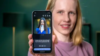 Eine Frau hält ein Smartphone, auf dem eine weitere Frau ein Handy in die Kamera hält. Der Hintergrund ist grün.