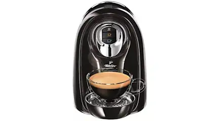 Eine Kaffeemaschine in Schwarz mit einer Tasse Kaffee im Vordergrund. Auf der Maschine sind Knöpfe zur Auswahl der Tassengröße.
