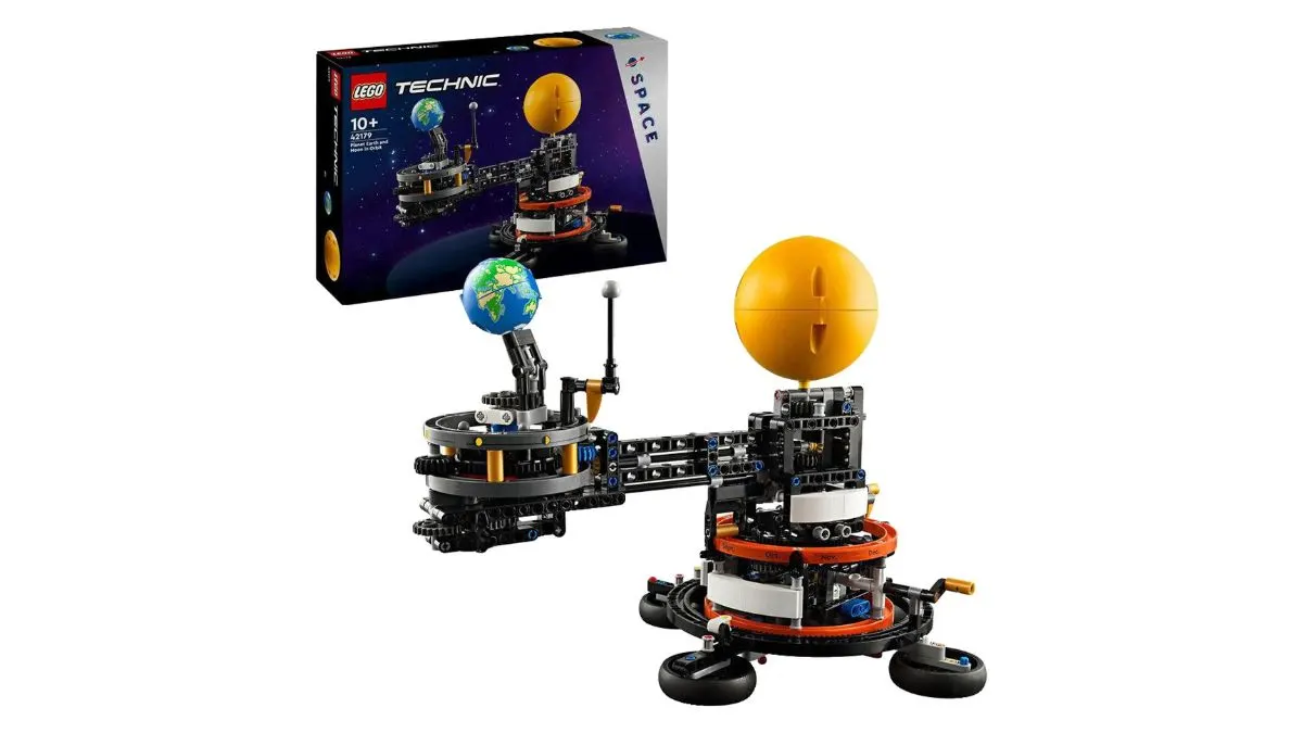 Ein Lego-Technic-Set mit einer Sonne als gelbe Kugel und einer Erde als blaue Kugel, sowie die Verpackung im Hintergrund.