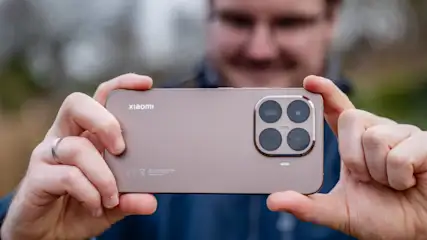 Michael präsentiert die Rückseite des Smartphones Xiaomi 15T Pro in der Farbvariante Mocha Gold.