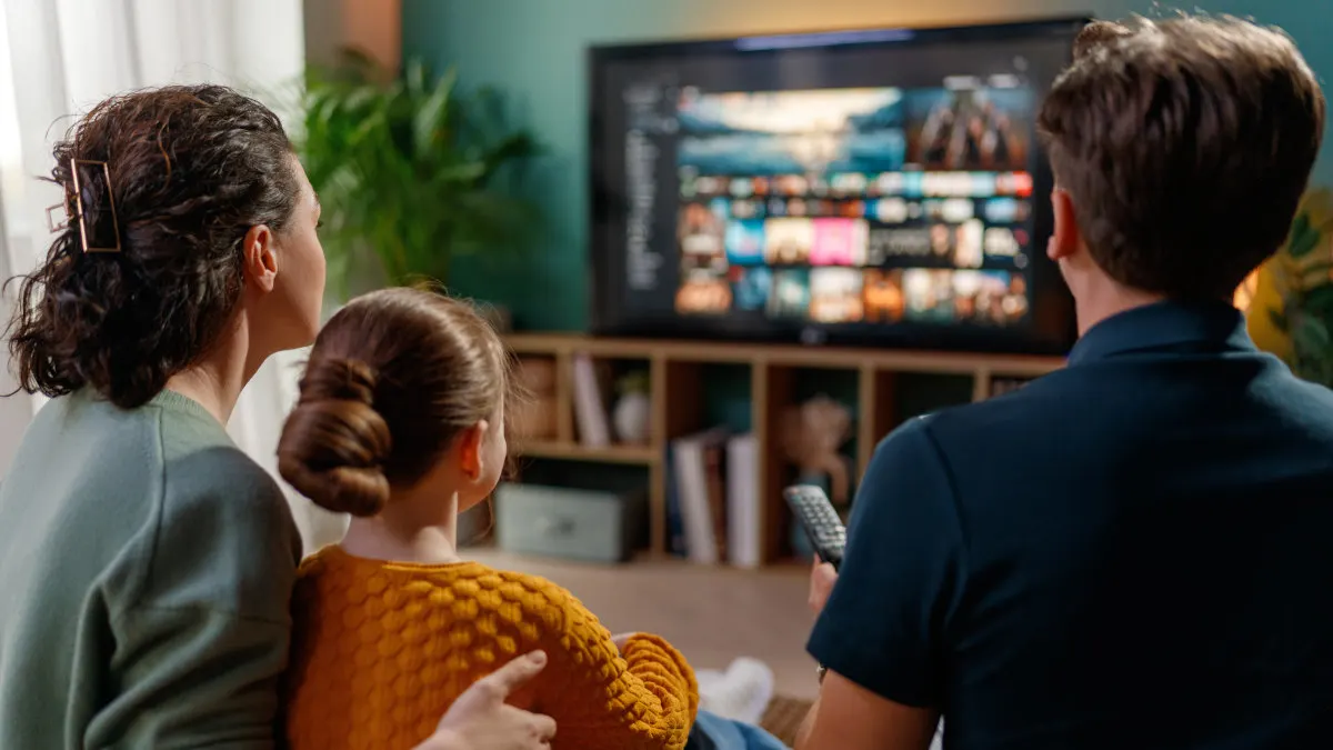 Eine Familie schaut gemeinsam Fernsehen.