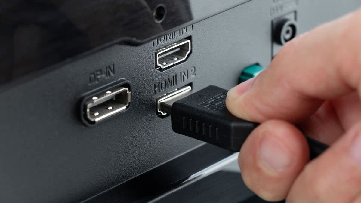 Anschlüsse an einem Monitor für HDMI und DisplayPort.