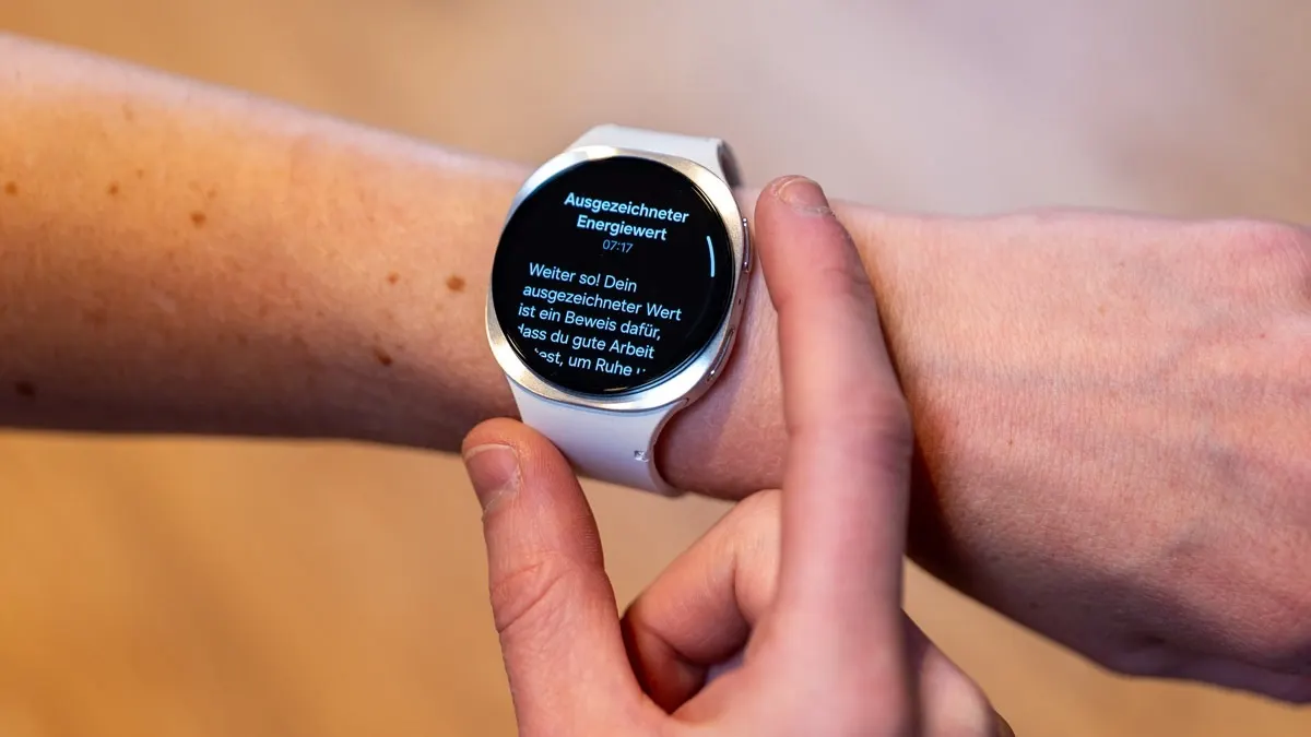 Die Samsung Galaxy Watch8 zeigt den Energiewert für den Tag an.