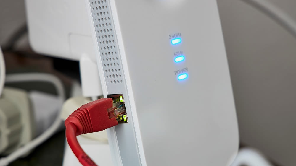 LED-Anzeigen eines Routers mit eingestecktem Kabel leuchten blau.