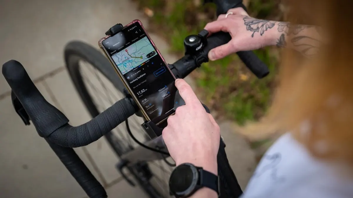 Franzi schaut sich eine Fahrradstrecke auf dem Smartphone an, die die Garmin Venu 3 getrackt hat.