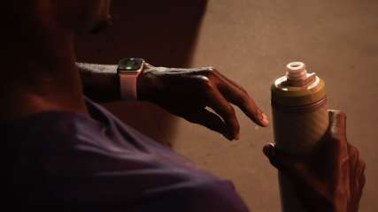 Ein Mann bedient die neue Apple Watch Series 9 per Doppeltipp-Geste.