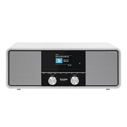 Modernes Tischradio in Weiß mit zwei Lautsprechern, Farbdisplay, DAB+/UKW und CD Schlitz; Anzeige zeigt „Deutschlandfunk“.