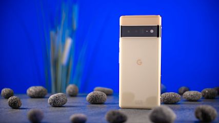 Google Pixel 6 vor einem blauen Hintergrund