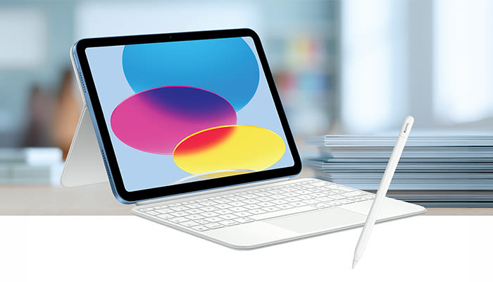 Ein aufgestelltes iPad präsentiert sich mit Tastatur und einem Apple Pencil. 