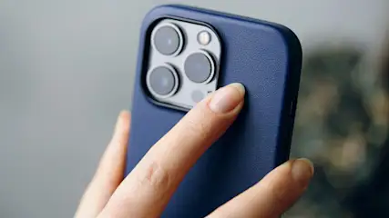 Frau_haelt_iPhone_13_Pro_in_der_Hand