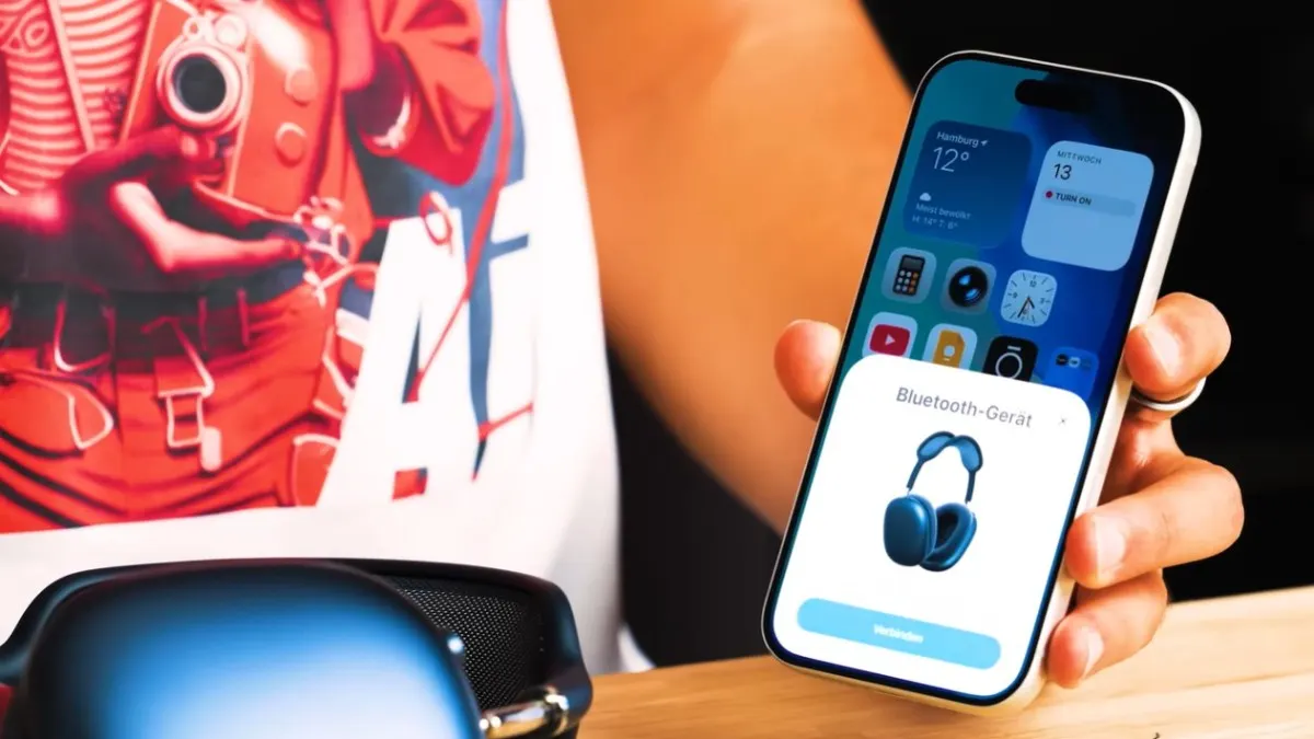 TURN ON Moderator Ilias zeigt auf dem iPhone den gekoppelten AirPods Max 2.