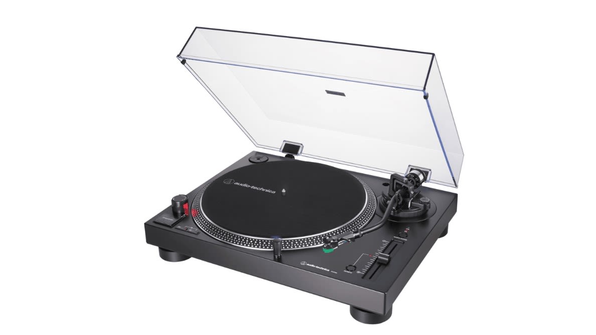 Der AUDIO-TECHNICA AT-LP120xUSBBK Plattenspieler schräg von der Seite