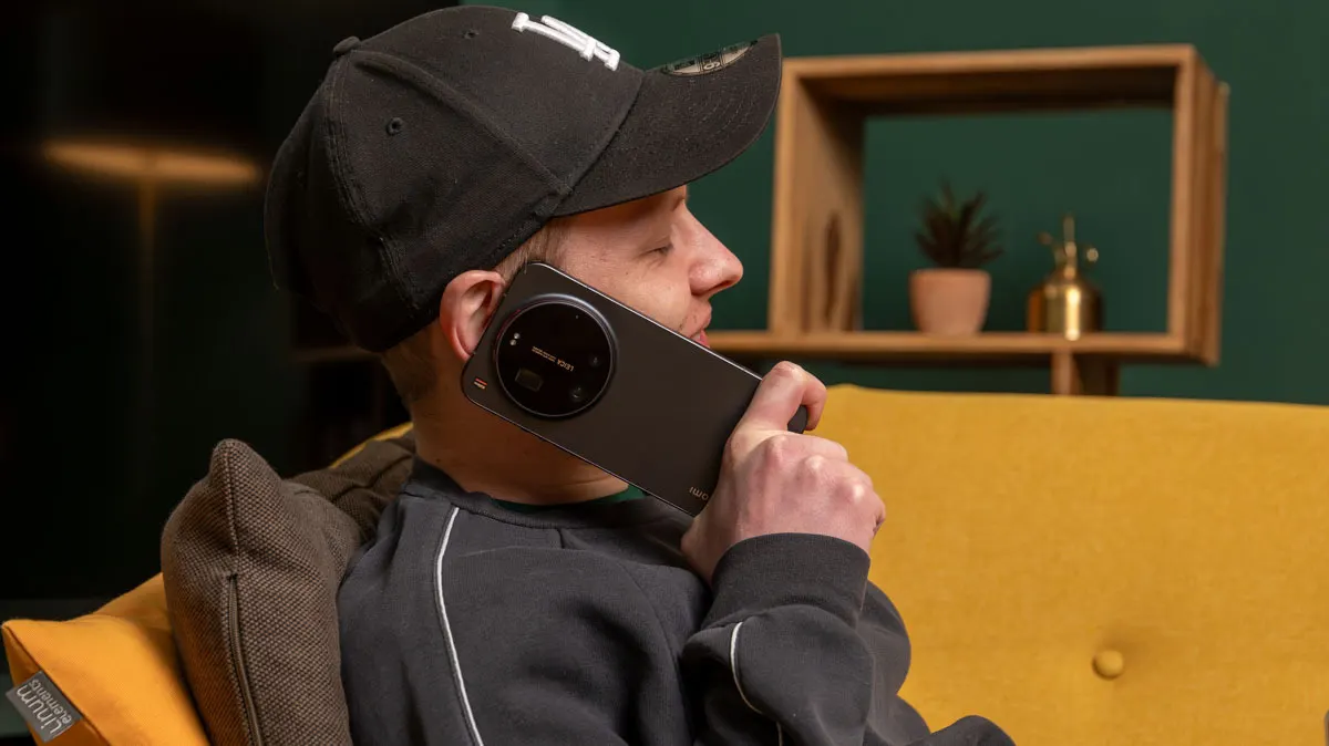 Alex hält sich das Xiaomi 17 Ultra an Ohr, um zu telefonieren.