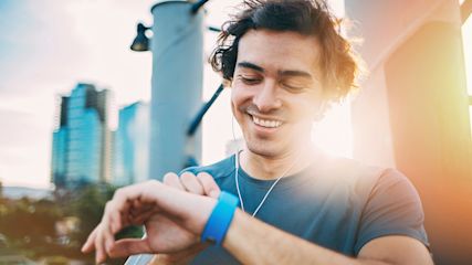 Mann mit Smartwatch draußen