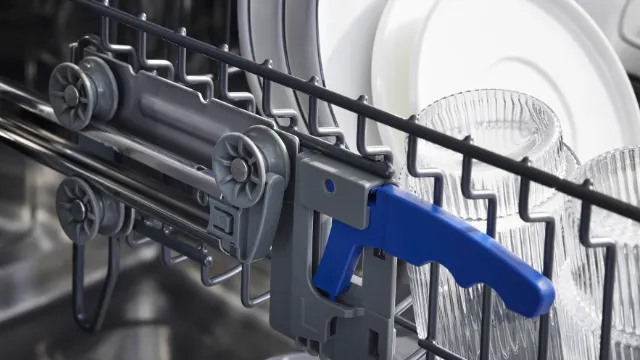 Die sanft ausziehbaren, kugelgelagerten Schienen gleiten mühelos und stabil, selbst wenn der Korb voll beladen ist. Die hochwertige Mechanik sorgt für eine langlebige, geräuscharme und komfortable Nutzung.