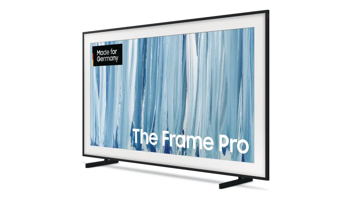 Der Fernseher Samsung The Frame Pro LS03HW vor weißem Hintergrund.