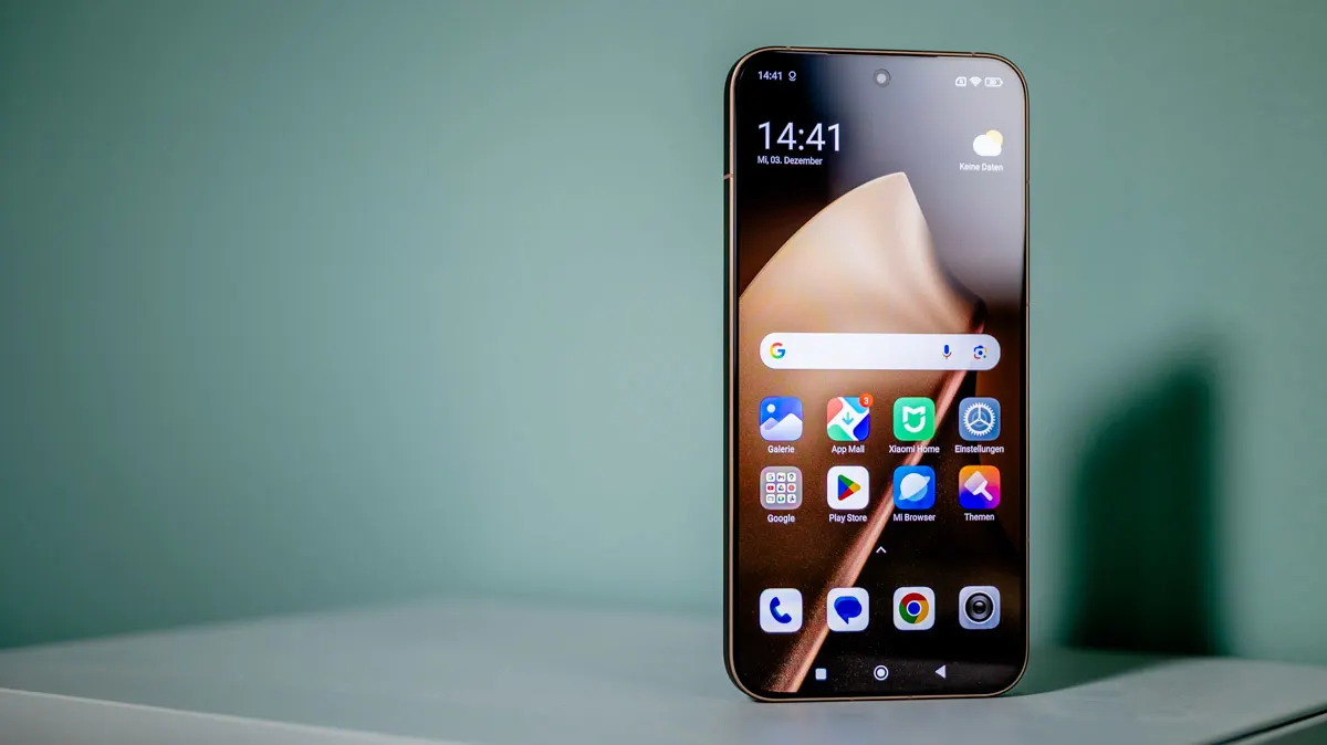 Das Smartphones Xiaomi 15T Pro steht mit eingeschaltetem Display auf einem Podest vor einem hellgrünen Hintergrund.