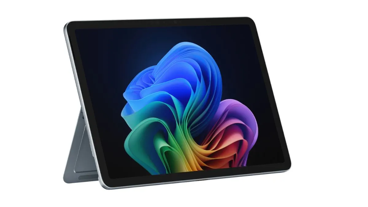 Das Convertible Microsoft Surface Pro 12 vor weißem Hintergrund