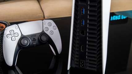 Das Bild zeigt die Rückseite der PS5 mit den Anschlüssen und einen Controller daneben.