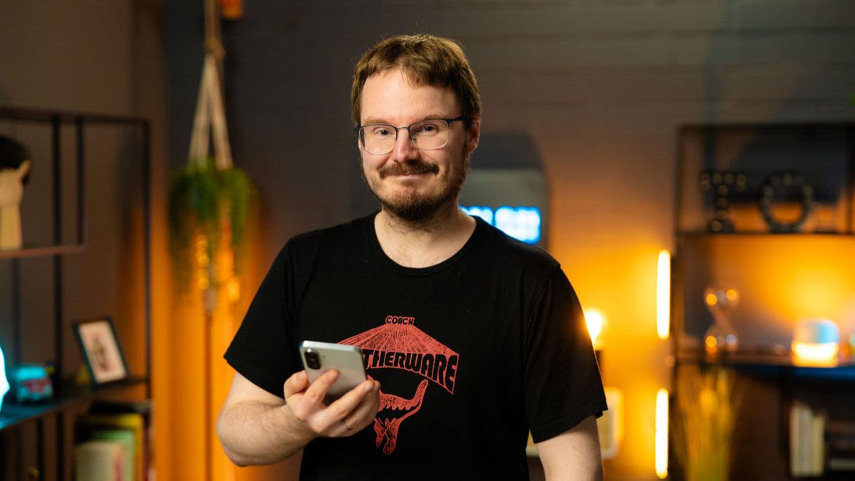 Michael hält das Mittelklasse-Smartphone Samsung Galaxy A56 in der Hand.