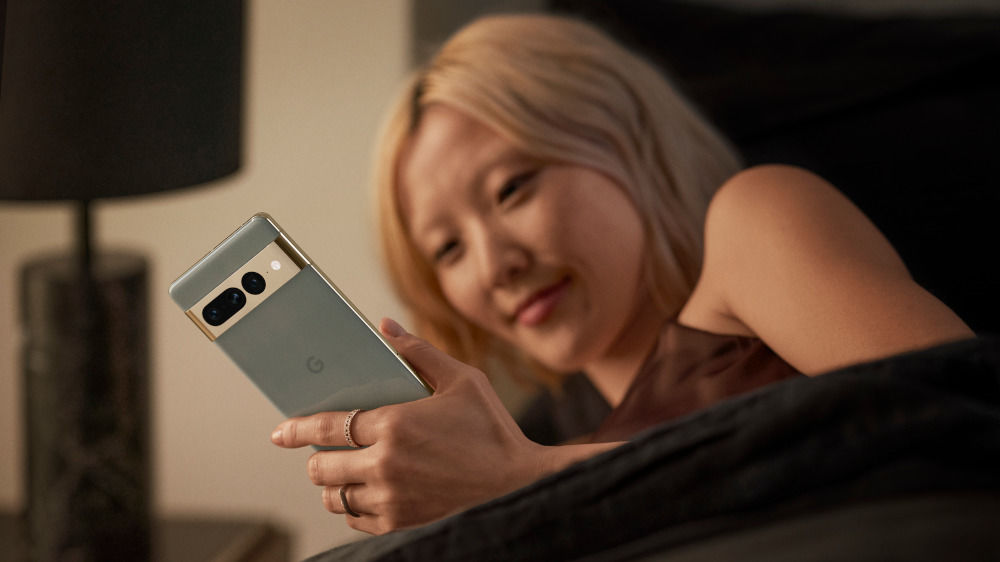 Google Pixel 7 Pro in Hand von Frau