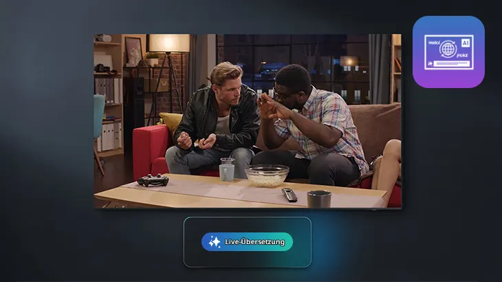In dem Bild sind zwei Personen zu sehen, die auf einer Couch sitzen und sich angeregt unterhalten. Vor ihnen steht ein Tisch mit einer Schüssel Popcorn und einem Getränk. Die Umgebung ist gemütlich gestaltet, mit warmem Licht und einer modernen Einrichtung. Am unteren Rand des Bildes befindet sich ein Hinweis, der dazu ermutigt, Untertitel in der eigenen Sprache zu verwenden.