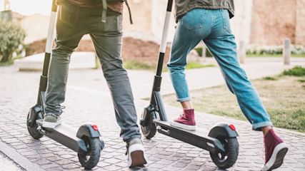 Zwei Personen auf E-Scootern