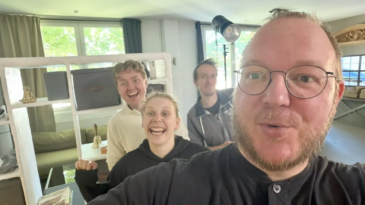 Nik Katha, Christian und Andreas in der Küche des TURN ON Studio, geknipst mit dem iPhone 17 Pro Max.