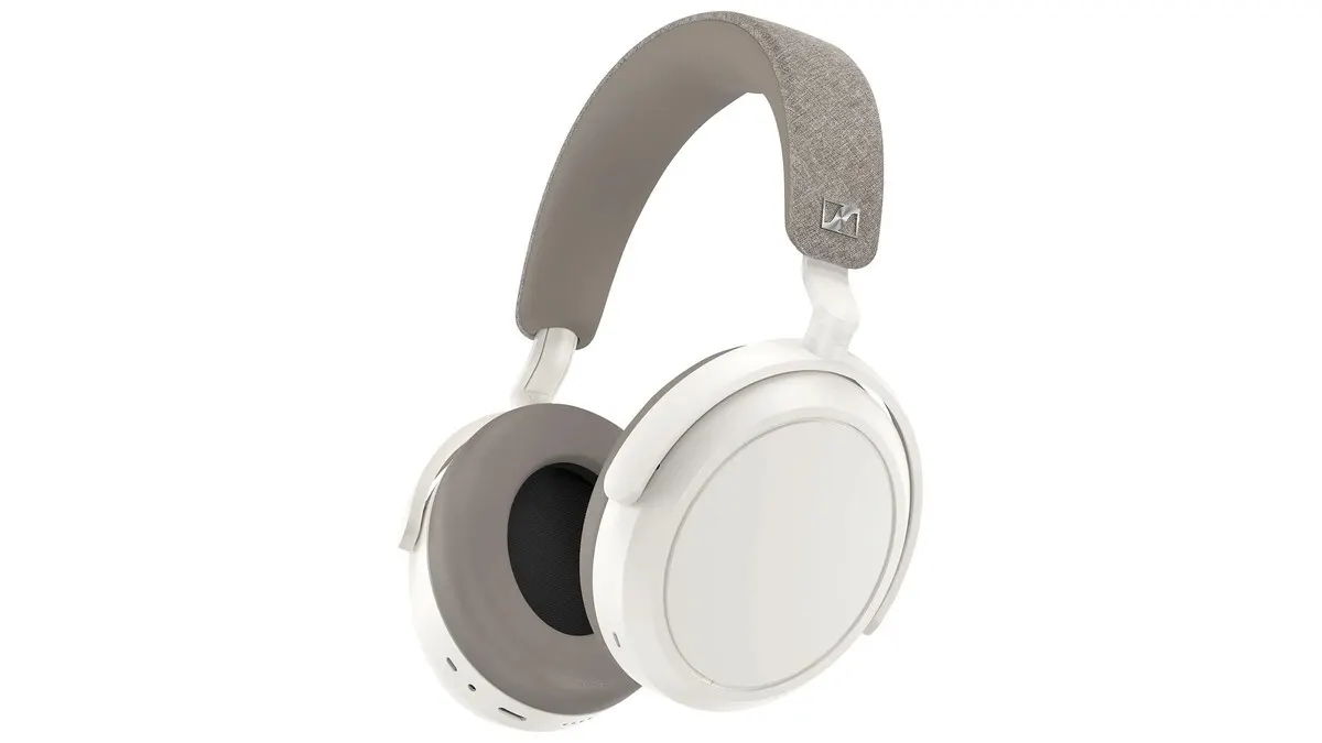 Die Sennheiser Momentum 4 Wireless Over-Ear-Kopfhörer vor weißem Hintergrund.