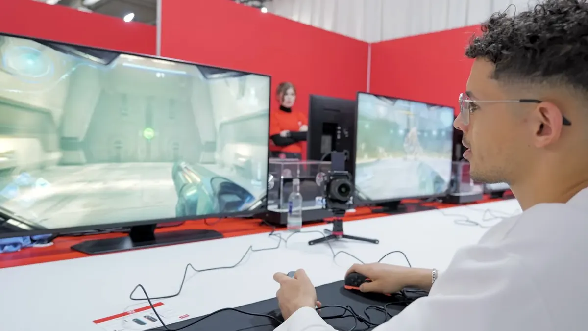 Ilias spielt einen Shooter auf der Nintendo Switch 2 und nutzt den Controller dabei als Maus.