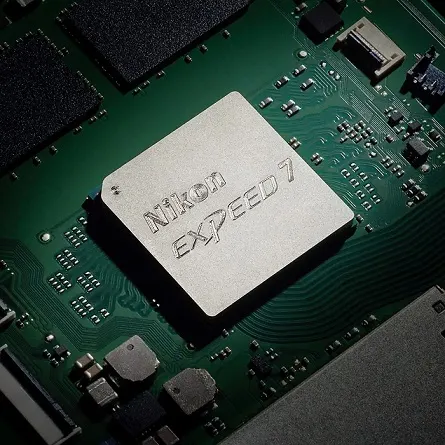 NIKON Z8 Gehäuse Systemkamera, 8 cm Display Touchscreen, WLAN Eine grüne Platine mit einem silbernen Nikon Expeed 7 Chip in der Mitte, umgeben von elektronischen Komponenten.
