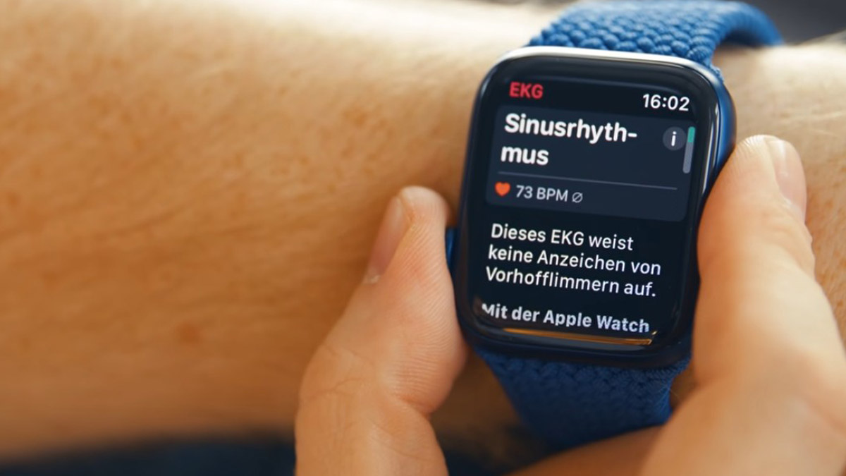 Ein Mann betrachtet eine Apple Watch Series 6 an seinem Handgelenk. Darauf abgebildet der Text: Sinusrhythmus, 73 BPM, Dieses EKG weist keine Anzeichen von Vorhoffflimmern auf. Mit der Apple Watch