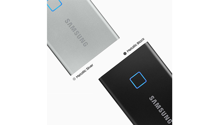 Zwei Samsung SSDs, eine silberfarbene und eine schwarze, liegen diagonal auf einem weißen Hintergrund. Beide haben blaue Quadrate.