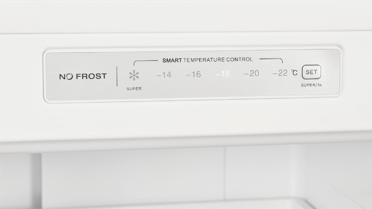 Weiße Oberfläche mit dem Text "NO FROST", Temperaturregler von -14 bis -22 Grad Celsius und einem "SET"-Knopf.