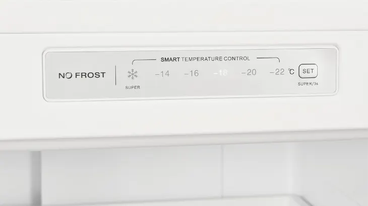 Weiße Oberfläche mit dem Text "NO FROST", Temperaturregler von -14 bis -22 Grad Celsius und einem "SET"-Knopf.