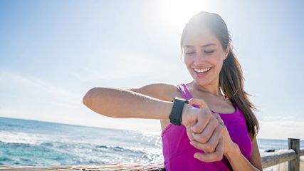 frau_mit_smartwatch