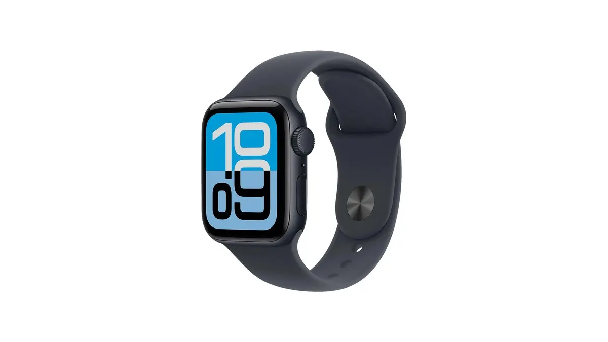 Die Apple Watch SE 3 vor weißem Hintergrund.