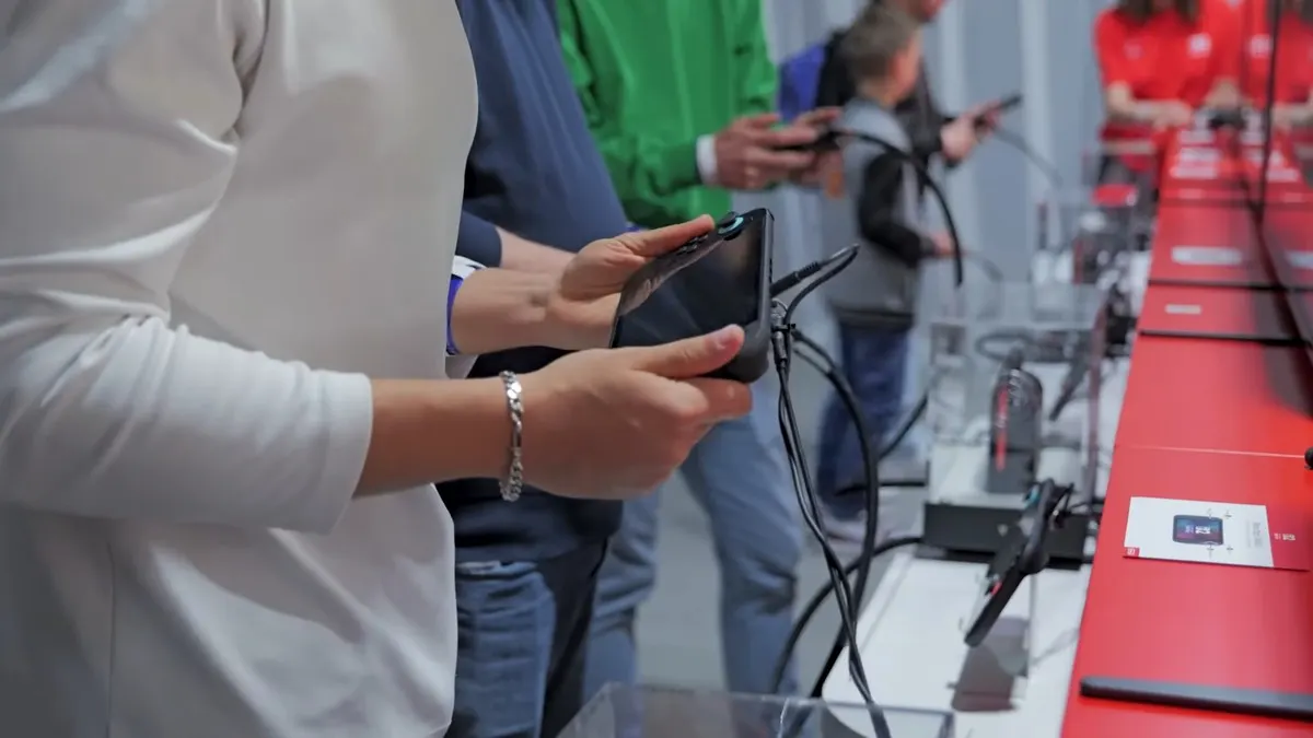 Mehrere Personen spielen auf der Nintendo Switch 2.