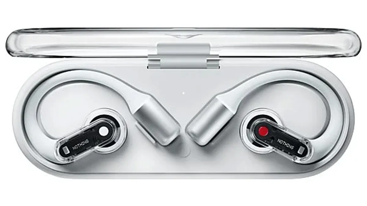 Die Earbuds der Nothing Ear Open liegen im Ladecase.