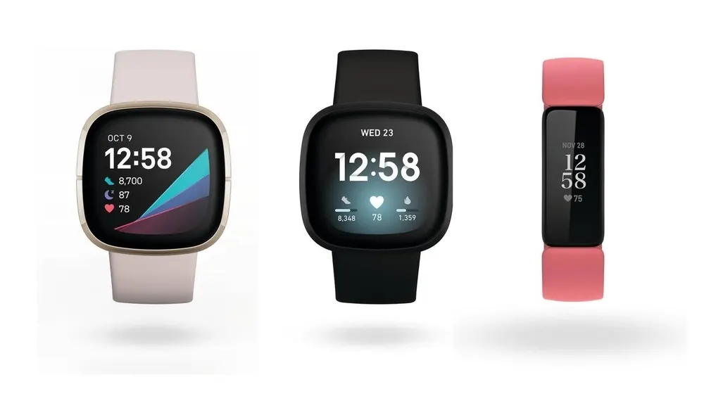 Drei Smartwatches: eine mit hellem Band, eine schwarze und eine mit rosa Akzenten, alle zeigen 12:58 auf dem Display.