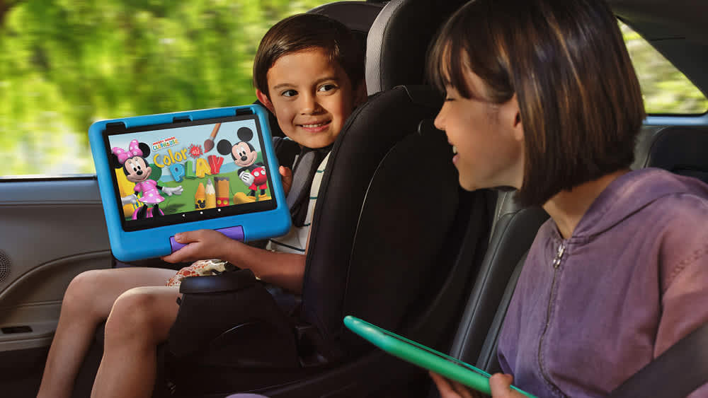 Zwei Kinder spielen während einer Autofahrt auf Amazon-Fire-HD-10-Kids-Tablets.