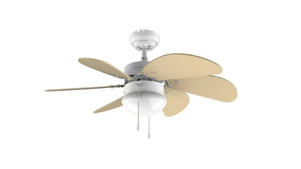 Der Deckenventilator Cecotec EnergySilence Aero 3600 Vision hängend vor weißem Hintergrund. 