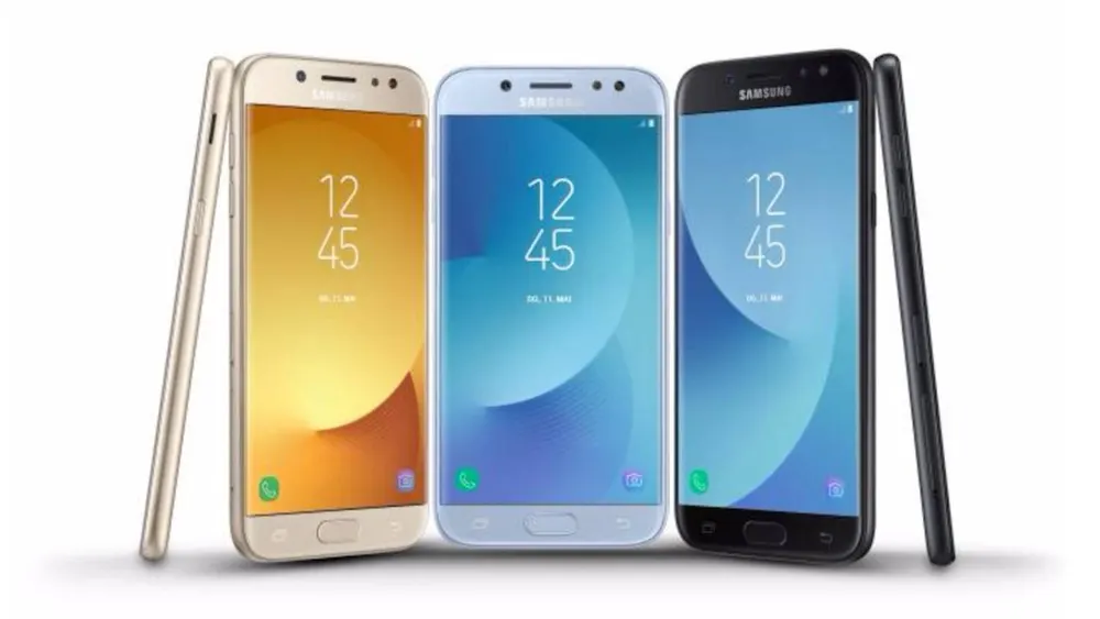 Drei Samsung-Smartphones in Gold, Hellblau und Schwarz stehen aufrecht mit Bildschirmen, die die Zeit 12:45 anzeigen.